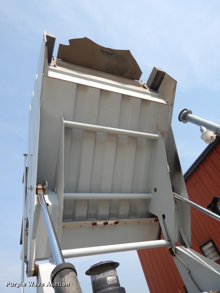 image for item DD0834 1997 Johnston 3000 street sweeper