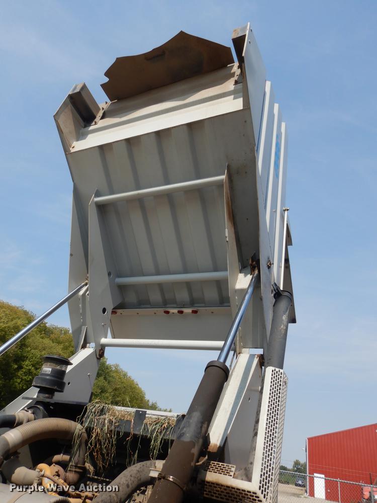 image for item DD0834 1997 Johnston 3000 street sweeper