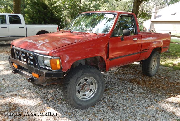 image for item DD0845 1984 Toyota SR5 pickup truck
