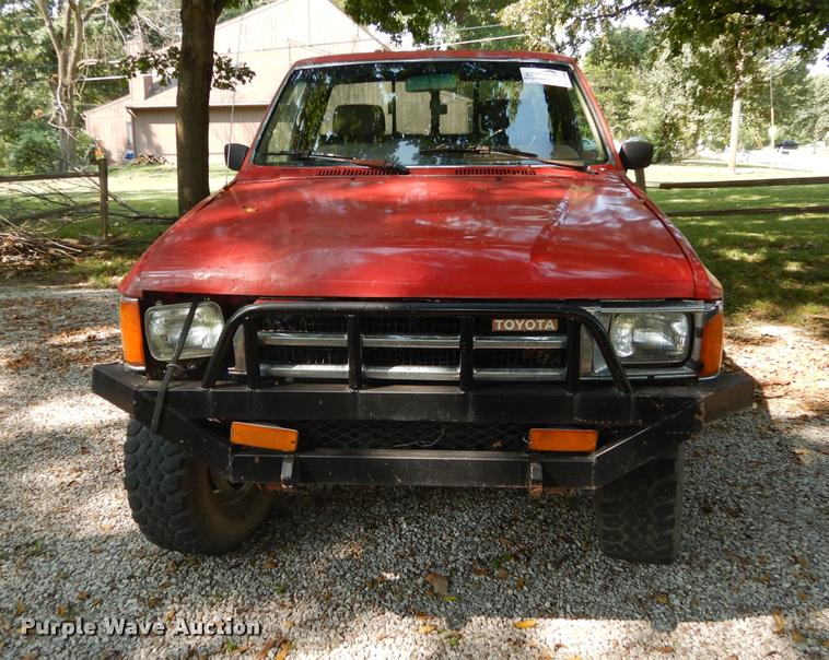 image for item DD0845 1984 Toyota SR5 pickup truck