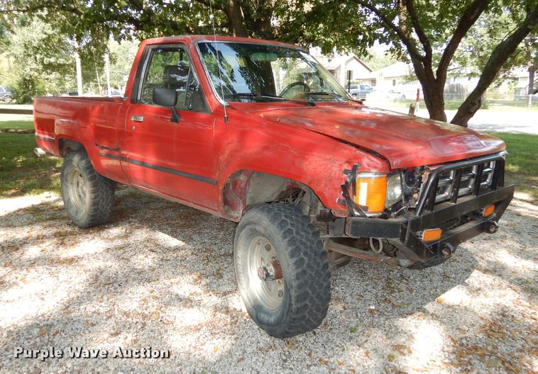 image for item DD0845 1984 Toyota SR5 pickup truck