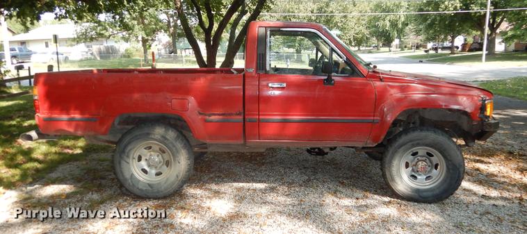 image for item DD0845 1984 Toyota SR5 pickup truck