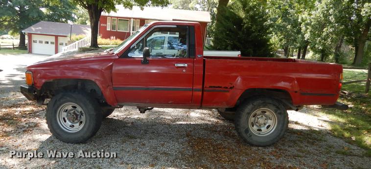 image for item DD0845 1984 Toyota SR5 pickup truck