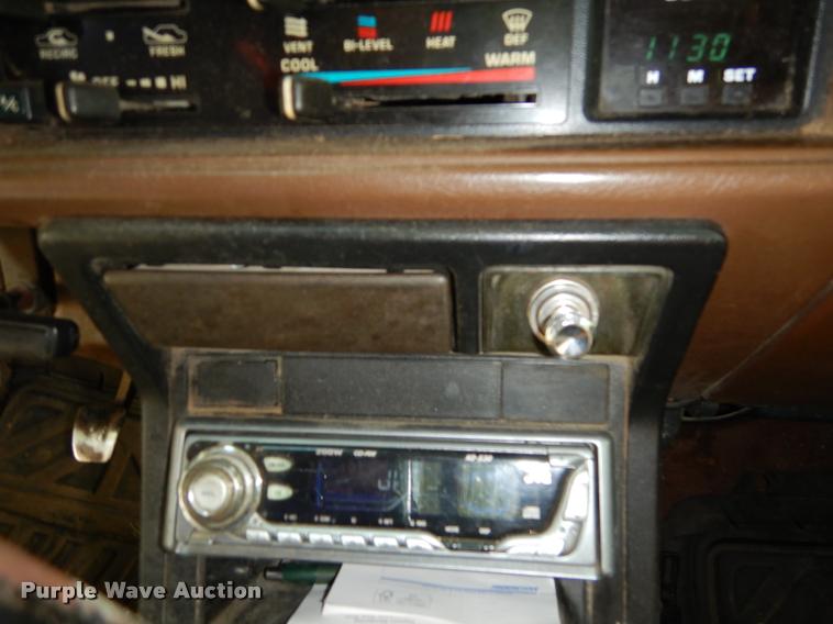 image for item DD0845 1984 Toyota SR5 pickup truck