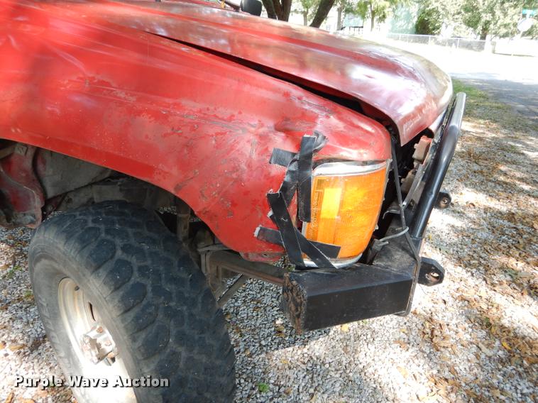 image for item DD0845 1984 Toyota SR5 pickup truck