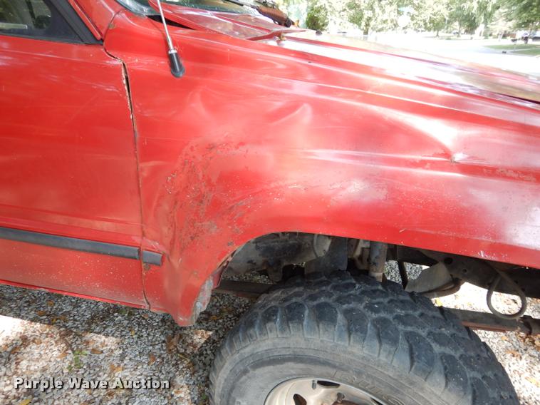 image for item DD0845 1984 Toyota SR5 pickup truck