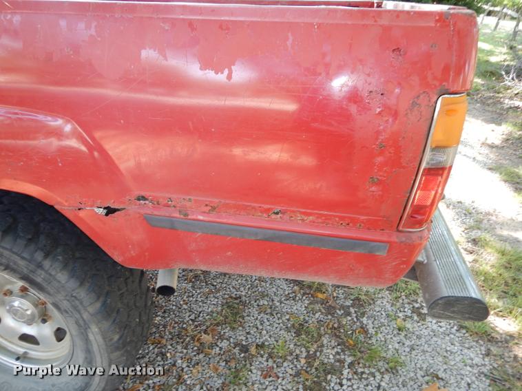 image for item DD0845 1984 Toyota SR5 pickup truck