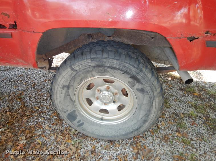 image for item DD0845 1984 Toyota SR5 pickup truck