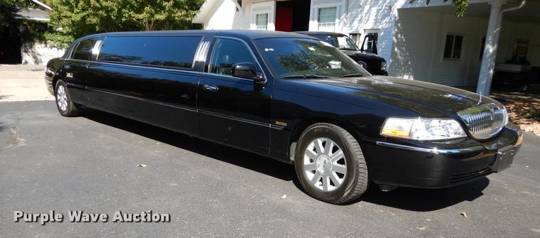 image for item DD0847 2004 Lincoln Town Car stretched limousine