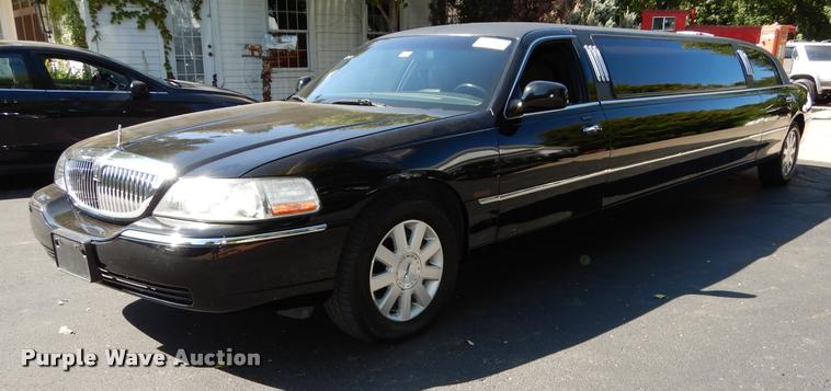 image for item DD0847 2004 Lincoln Town Car stretched limousine