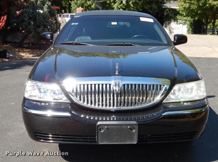 image for item DD0847 2004 Lincoln Town Car stretched limousine