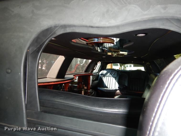 image for item DD0847 2004 Lincoln Town Car stretched limousine
