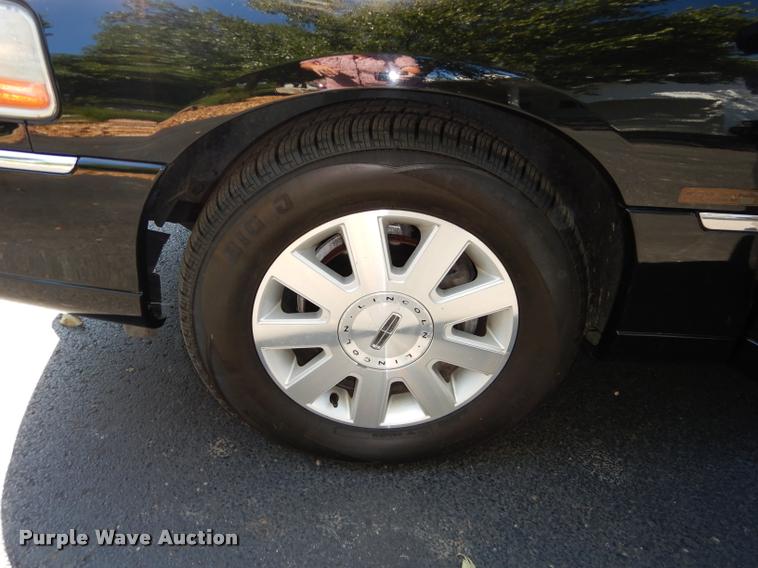 image for item DD0847 2004 Lincoln Town Car stretched limousine