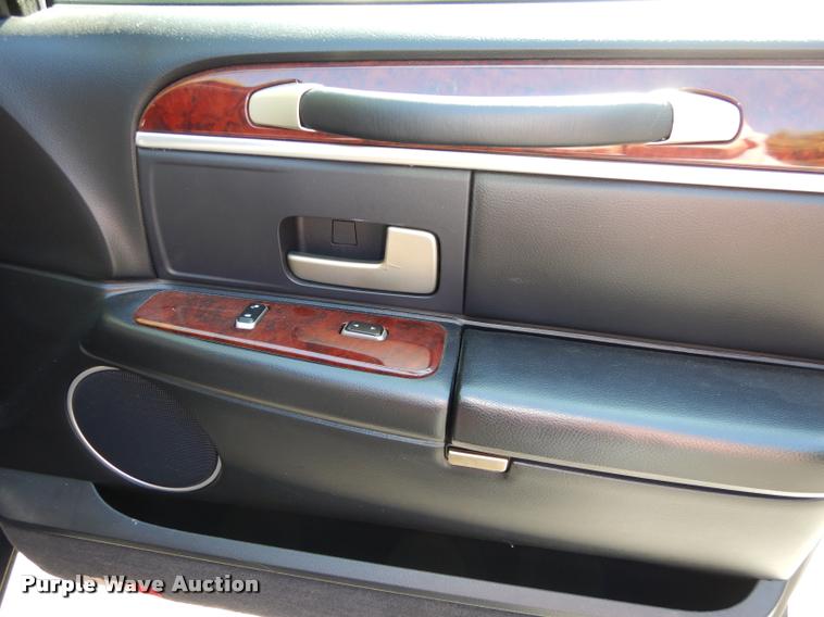 image for item DD0847 2004 Lincoln Town Car stretched limousine