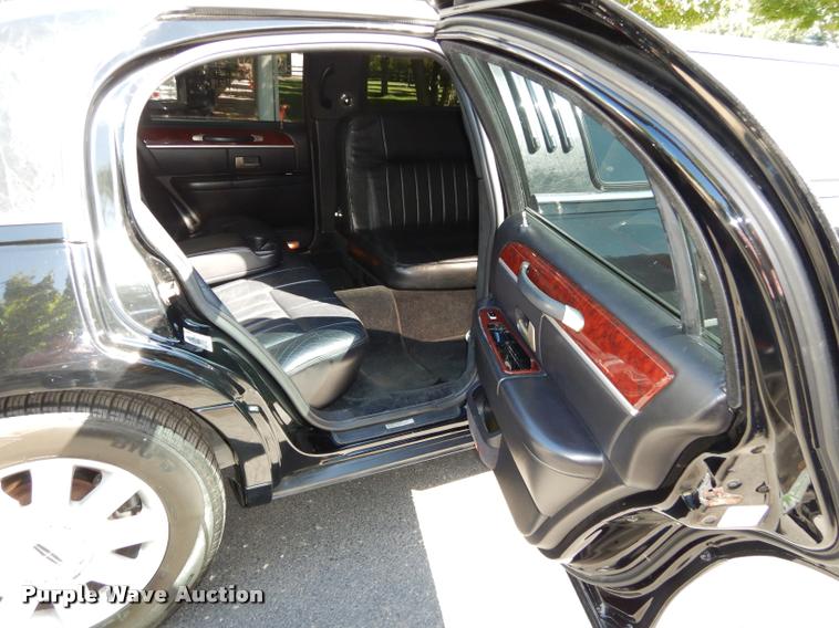 image for item DD0847 2004 Lincoln Town Car stretched limousine
