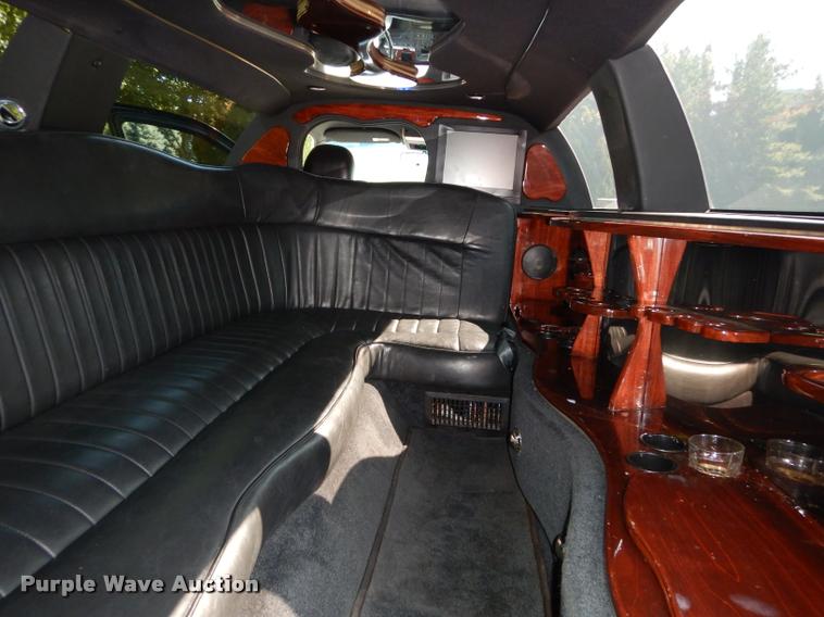 image for item DD0847 2004 Lincoln Town Car stretched limousine