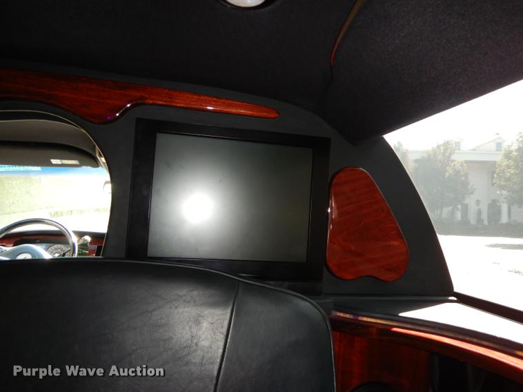 image for item DD0847 2004 Lincoln Town Car stretched limousine