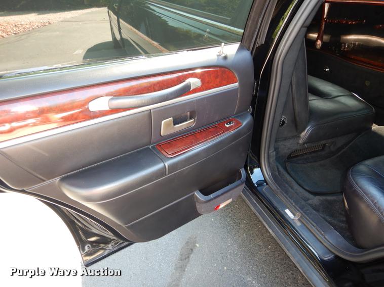 image for item DD0847 2004 Lincoln Town Car stretched limousine