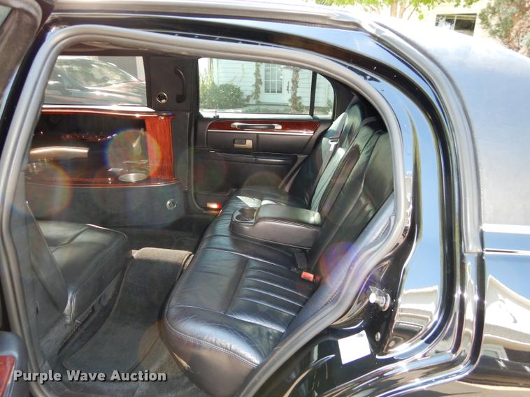 image for item DD0847 2004 Lincoln Town Car stretched limousine