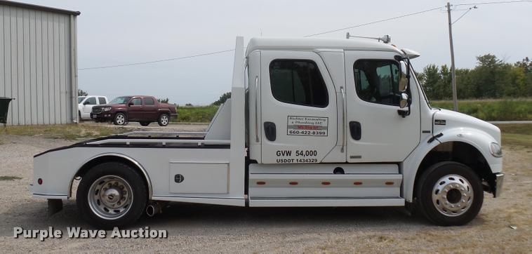 image for item DD1513 2007 Freightliner Business Class M2 Summit Hauler Crew Cab flatbed truck