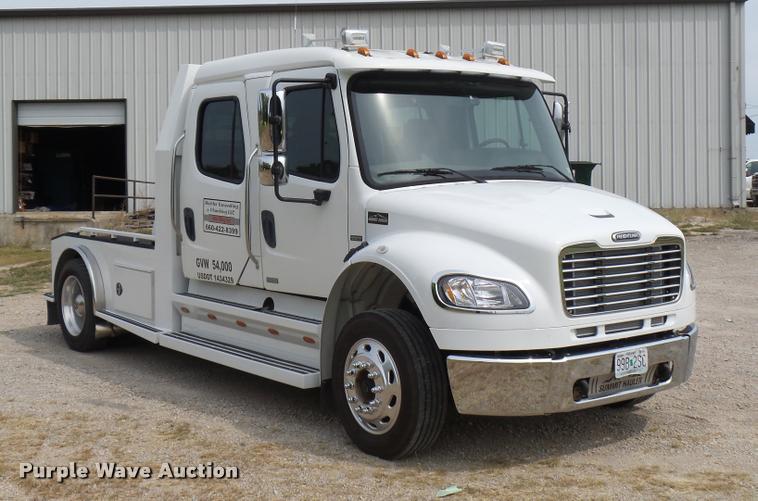 image for item DD1513 2007 Freightliner Business Class M2 Summit Hauler Crew Cab flatbed truck