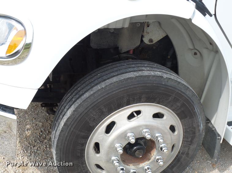 image for item DD1513 2007 Freightliner Business Class M2 Summit Hauler Crew Cab flatbed truck