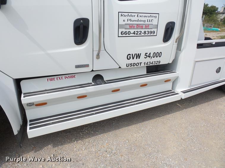 image for item DD1513 2007 Freightliner Business Class M2 Summit Hauler Crew Cab flatbed truck