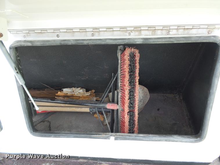 image for item DD1513 2007 Freightliner Business Class M2 Summit Hauler Crew Cab flatbed truck