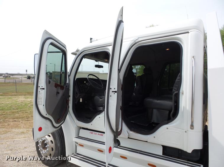 image for item DD1513 2007 Freightliner Business Class M2 Summit Hauler Crew Cab flatbed truck