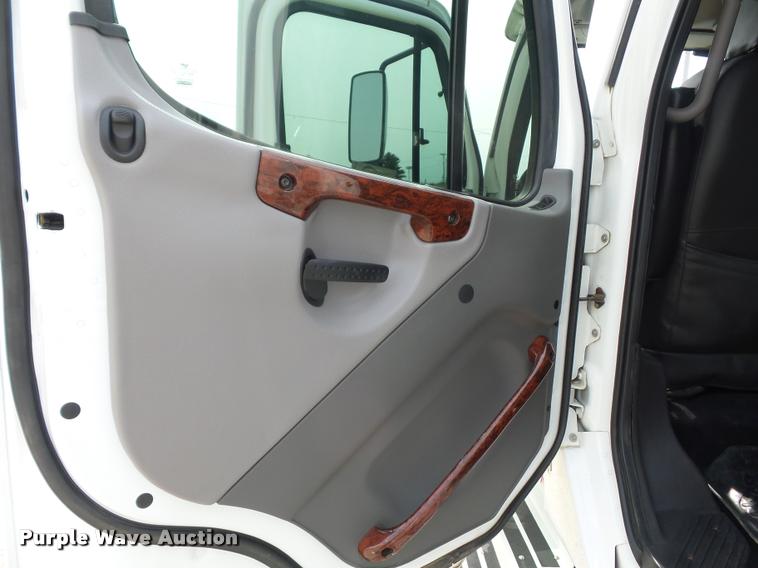 image for item DD1513 2007 Freightliner Business Class M2 Summit Hauler Crew Cab flatbed truck