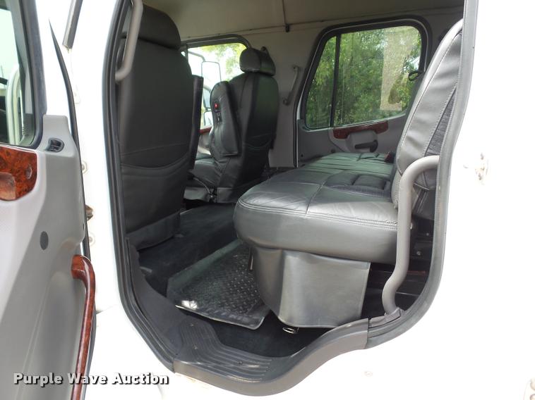 image for item DD1513 2007 Freightliner Business Class M2 Summit Hauler Crew Cab flatbed truck