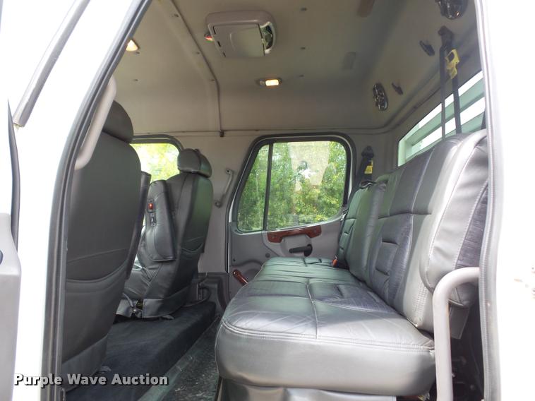 image for item DD1513 2007 Freightliner Business Class M2 Summit Hauler Crew Cab flatbed truck