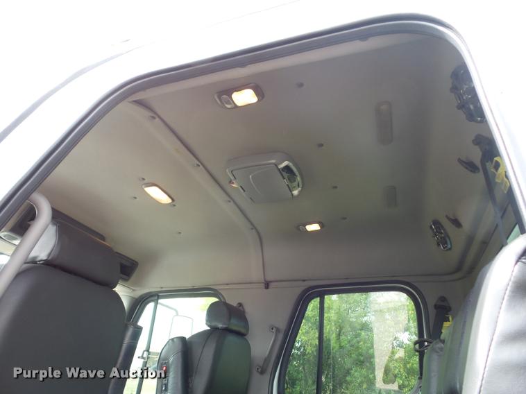 image for item DD1513 2007 Freightliner Business Class M2 Summit Hauler Crew Cab flatbed truck