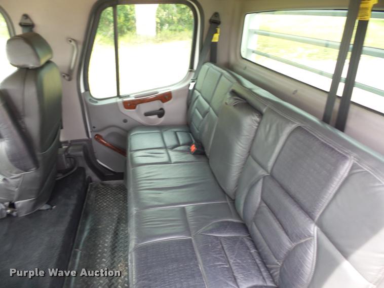 image for item DD1513 2007 Freightliner Business Class M2 Summit Hauler Crew Cab flatbed truck