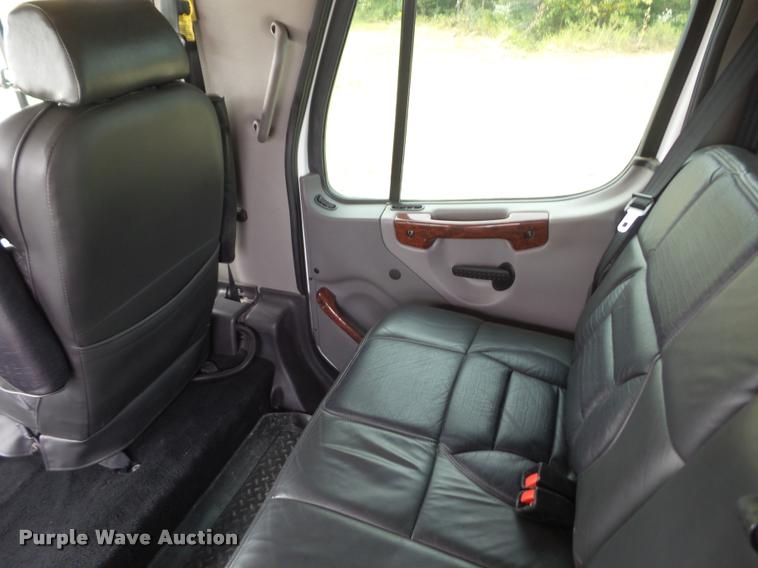 image for item DD1513 2007 Freightliner Business Class M2 Summit Hauler Crew Cab flatbed truck