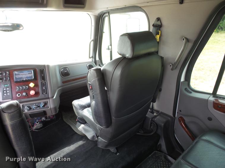 image for item DD1513 2007 Freightliner Business Class M2 Summit Hauler Crew Cab flatbed truck