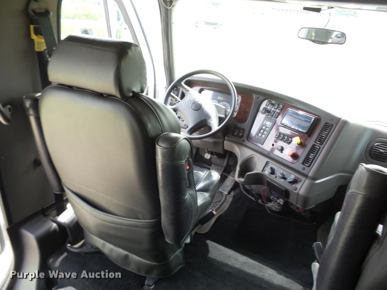 image for item DD1513 2007 Freightliner Business Class M2 Summit Hauler Crew Cab flatbed truck