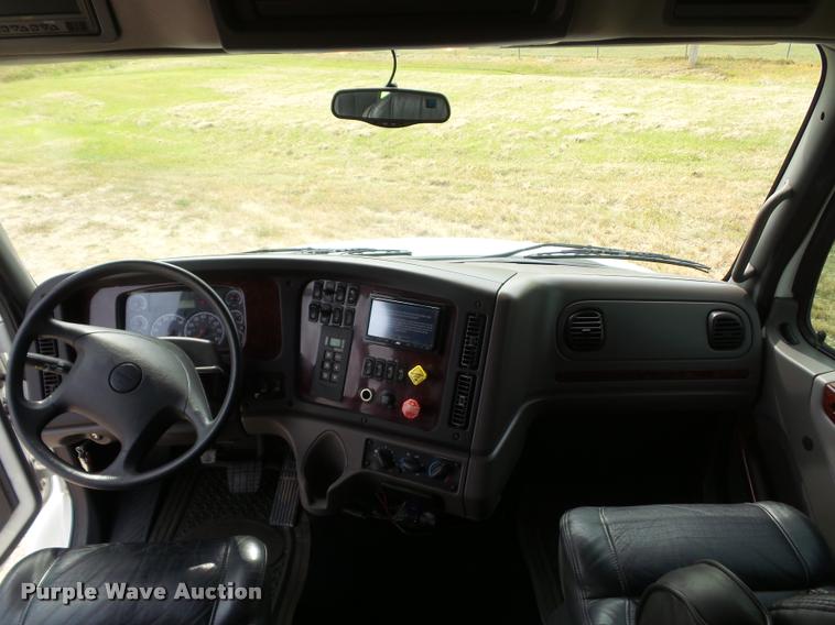 image for item DD1513 2007 Freightliner Business Class M2 Summit Hauler Crew Cab flatbed truck