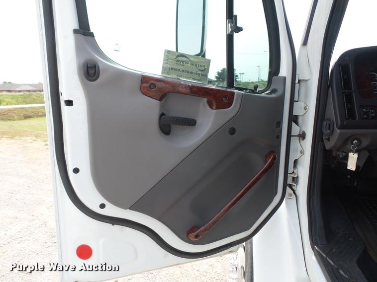 image for item DD1513 2007 Freightliner Business Class M2 Summit Hauler Crew Cab flatbed truck