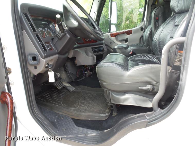 image for item DD1513 2007 Freightliner Business Class M2 Summit Hauler Crew Cab flatbed truck