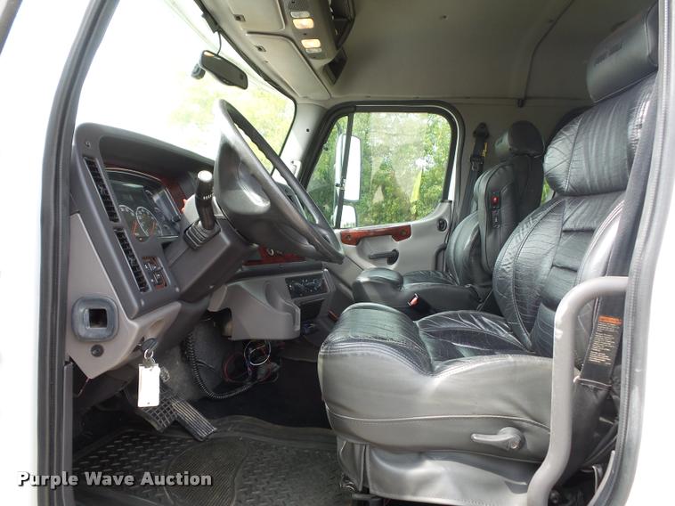 image for item DD1513 2007 Freightliner Business Class M2 Summit Hauler Crew Cab flatbed truck