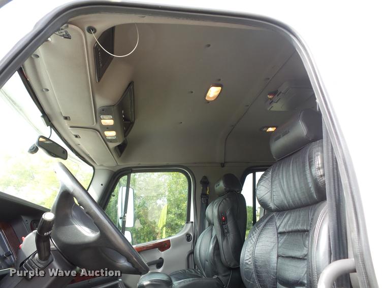 image for item DD1513 2007 Freightliner Business Class M2 Summit Hauler Crew Cab flatbed truck