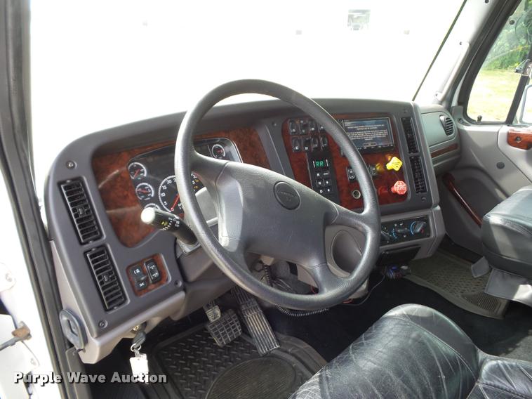 image for item DD1513 2007 Freightliner Business Class M2 Summit Hauler Crew Cab flatbed truck