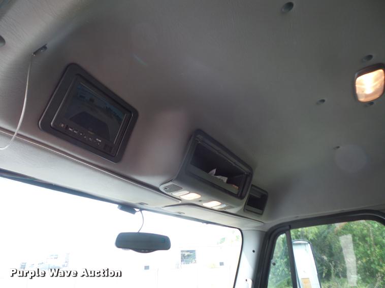 image for item DD1513 2007 Freightliner Business Class M2 Summit Hauler Crew Cab flatbed truck