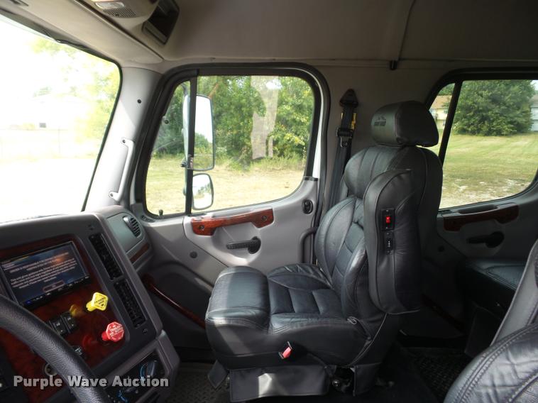 image for item DD1513 2007 Freightliner Business Class M2 Summit Hauler Crew Cab flatbed truck