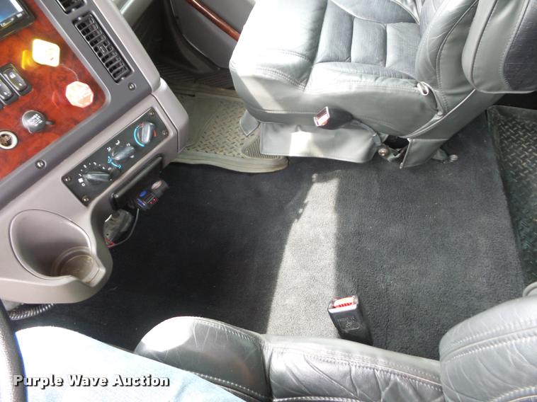 image for item DD1513 2007 Freightliner Business Class M2 Summit Hauler Crew Cab flatbed truck