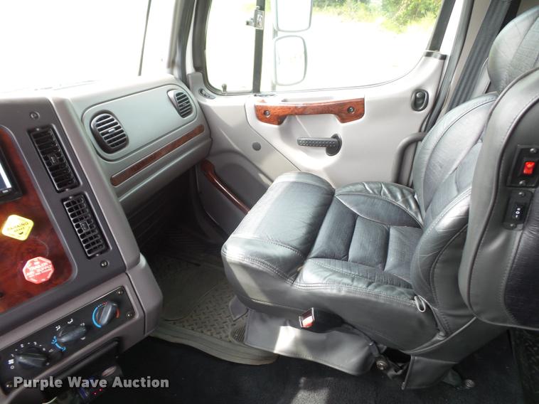 image for item DD1513 2007 Freightliner Business Class M2 Summit Hauler Crew Cab flatbed truck