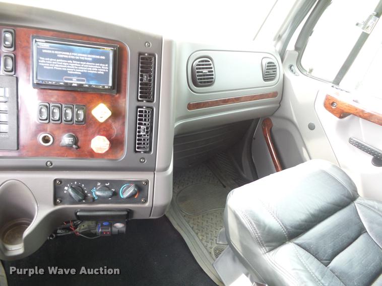 image for item DD1513 2007 Freightliner Business Class M2 Summit Hauler Crew Cab flatbed truck