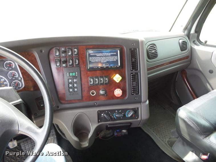 image for item DD1513 2007 Freightliner Business Class M2 Summit Hauler Crew Cab flatbed truck