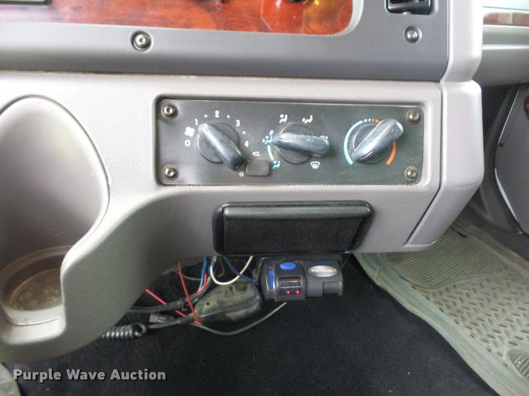 image for item DD1513 2007 Freightliner Business Class M2 Summit Hauler Crew Cab flatbed truck